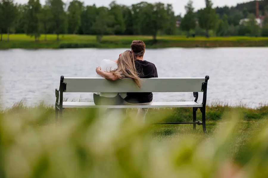 Emilie og Andreas i tett omfavnelse på Bogstad Gård