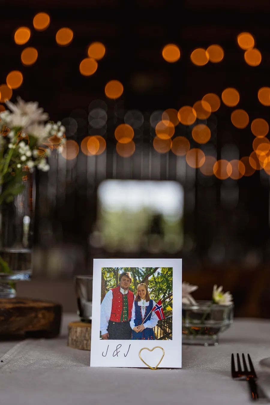 Bordkort med polaroid av Jenny og Jørgen i bunad — Lillerud gård låvefest