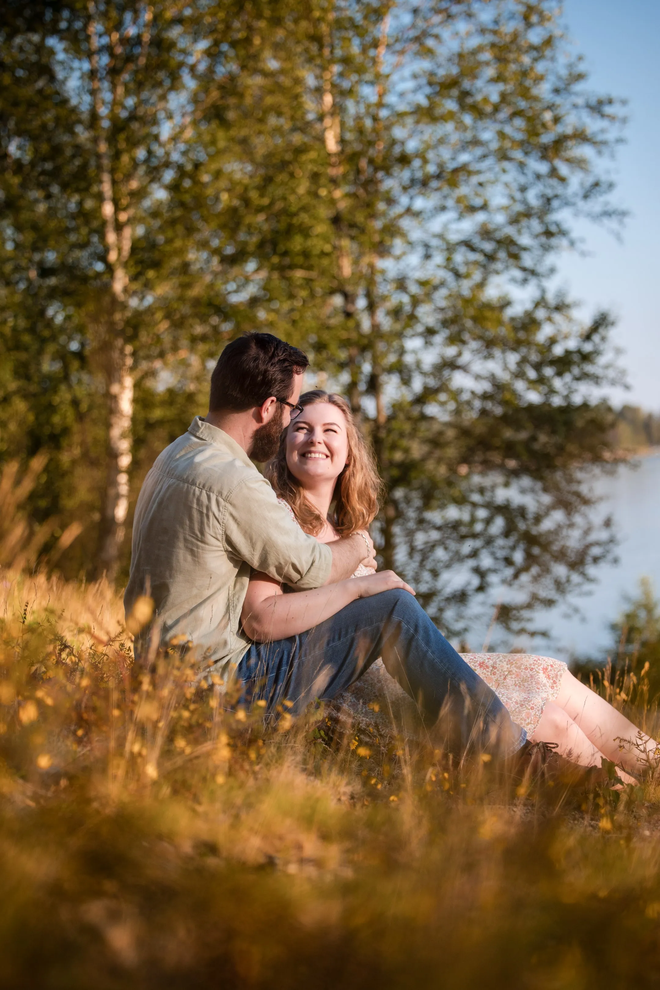 Turid og Erik ler sammen i sommergress ved Sognsvann i kveldslys