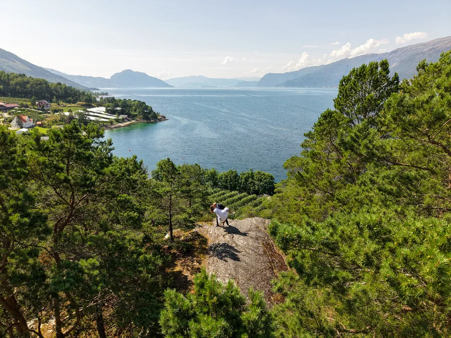 Hardangerfjorden fra droneperspektiv — utsiktspunkt over Utne