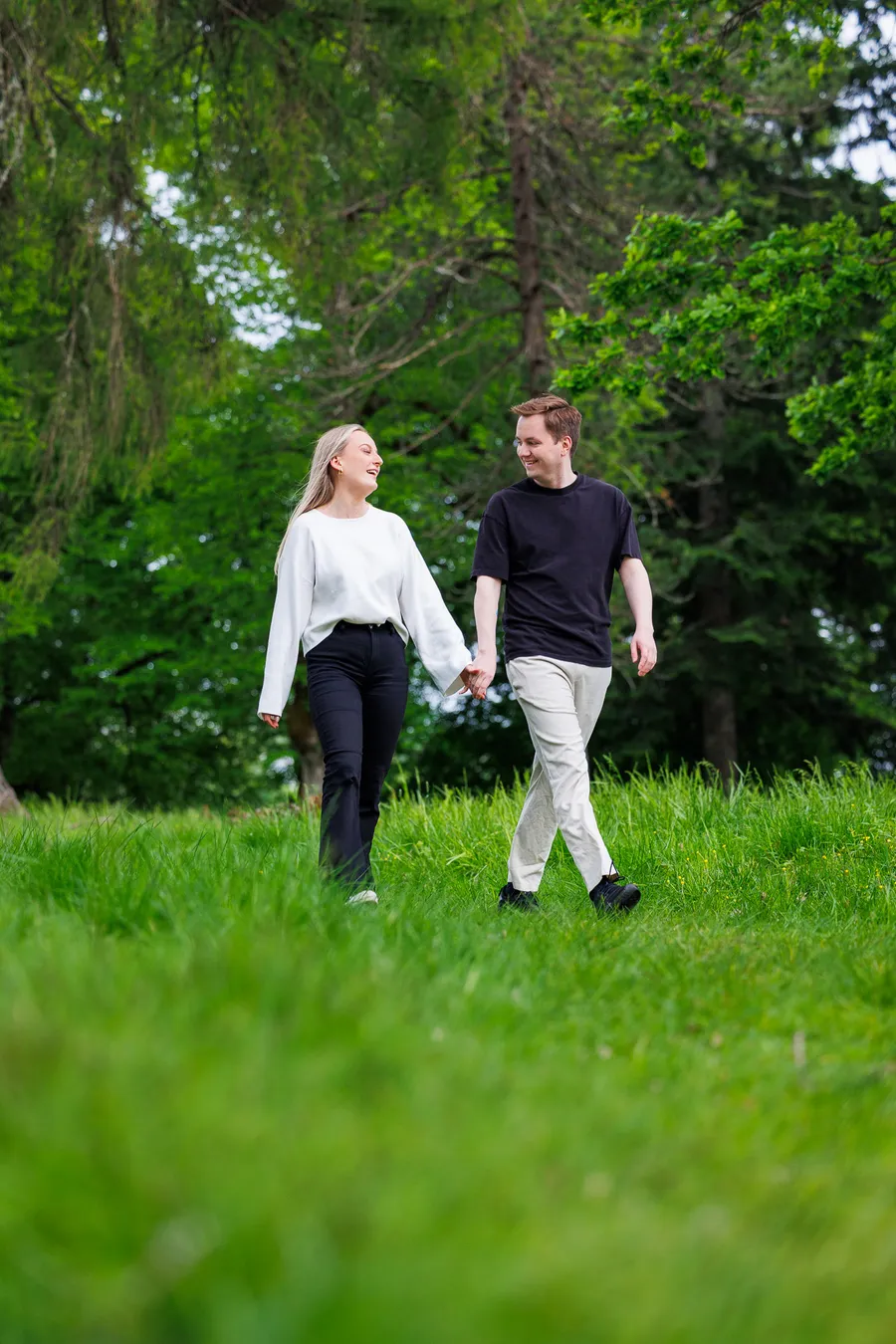 Paret leende sammen i kveldslys