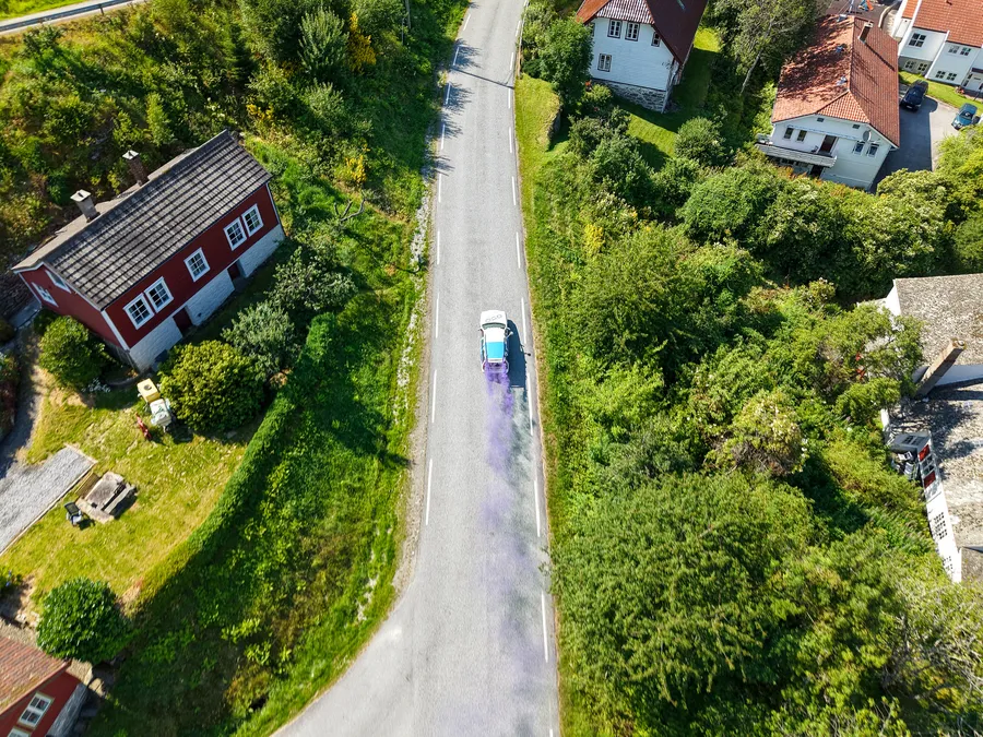Hardanger fra luften — frodige skråninger ned mot fjorden