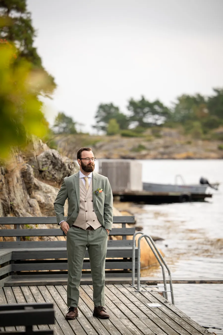 Brudgom Erik i salviegrønn dress alene på trebrygge med utsikt over Skagerrak ved Tromøy