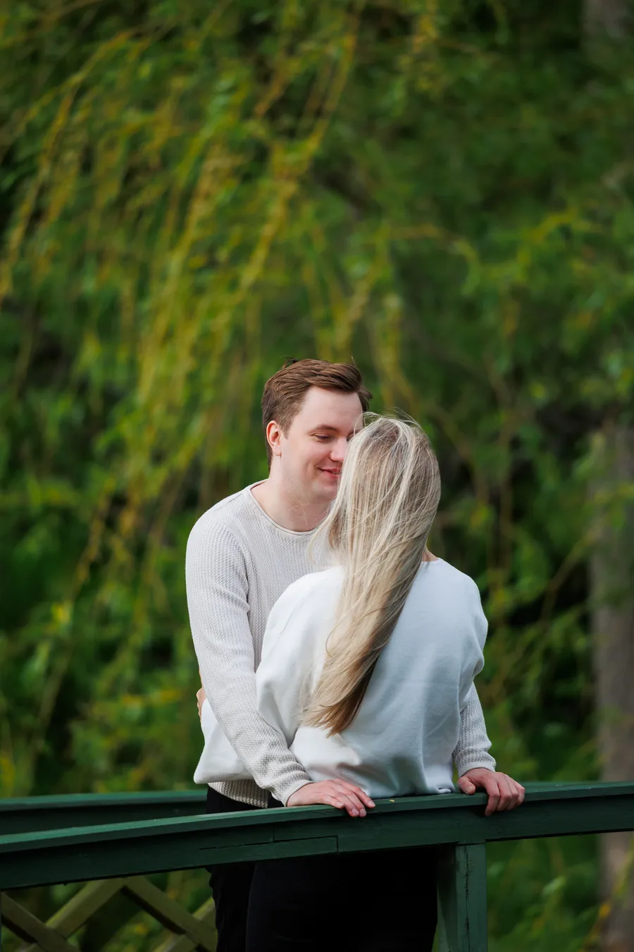Andreas ser på Emilie under en tre