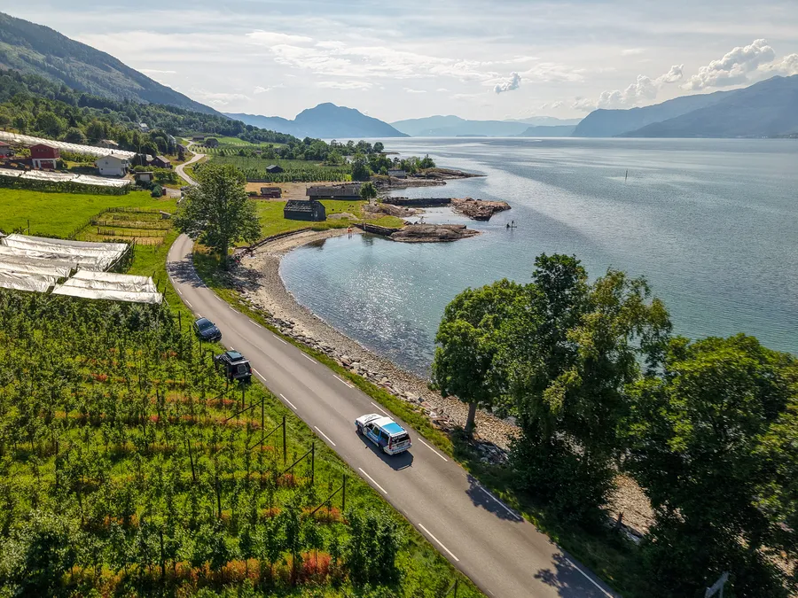 Fjordlandskap fra dronen i Hardanger