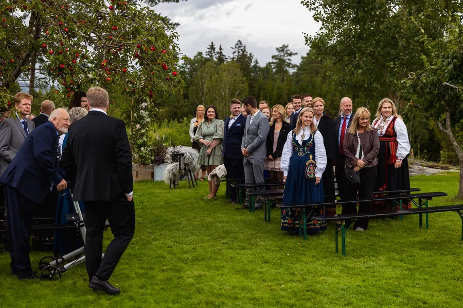 Jenny i bryllupskjole før vielsen