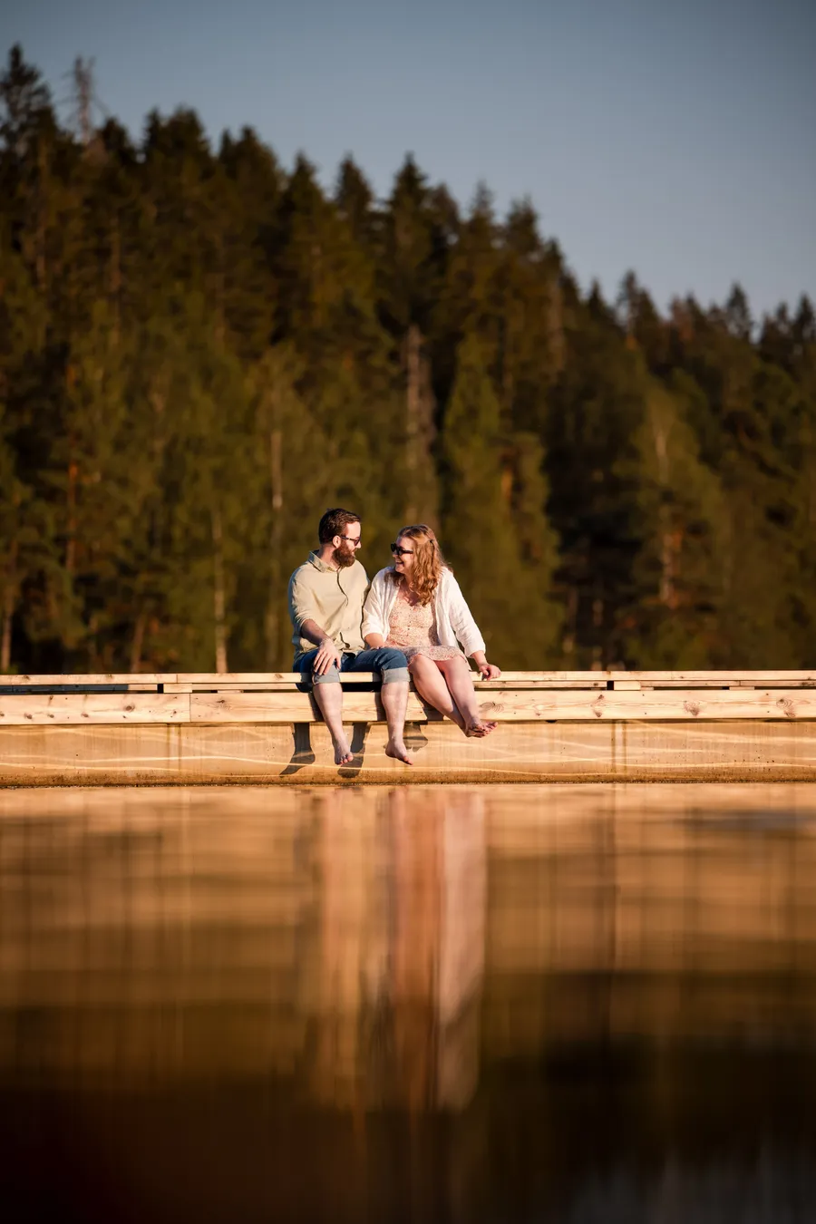 Forlovet par spaserer ved Sognsvann
