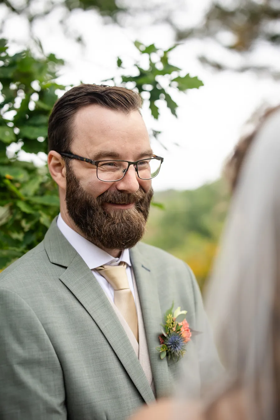 Nært portrett av brudgom med skjegg og briller i salviegrønn dress, Tromøy bryllup