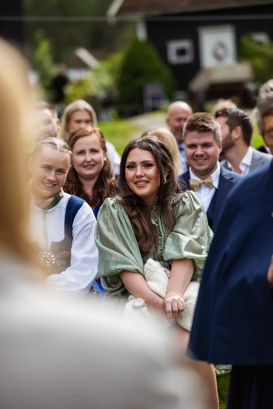 Gjestene i bunad følger med på vielsen