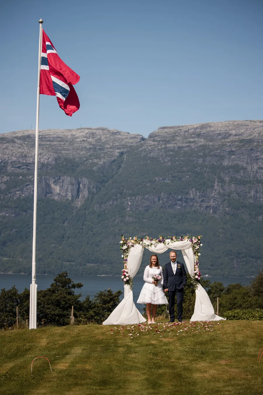 Kristine på vei mot kirken