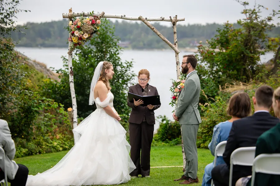 Vielse under bjørkebue med blomster og utsikt over havet på Tromøy