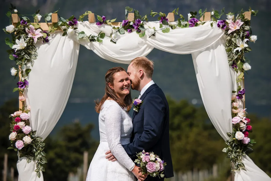 Bryllupsforberedelser i sommervarmen