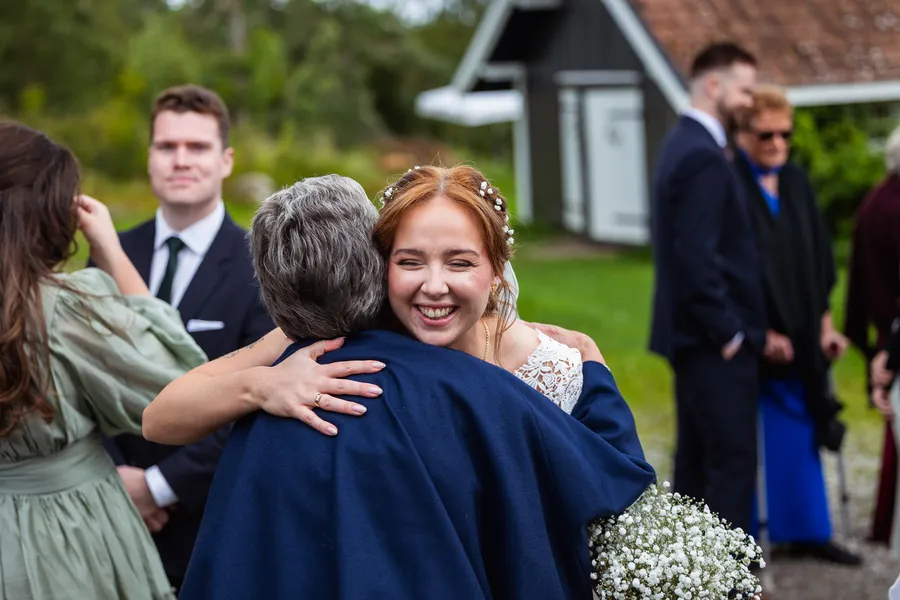 Etter vielsen — gratulasjoner og klemmer