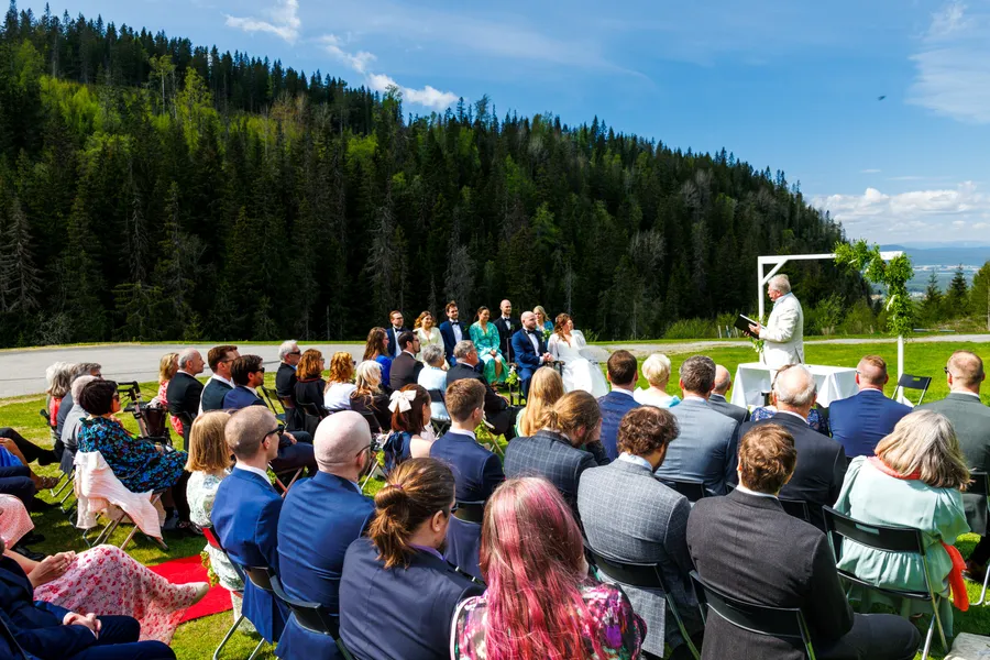 Sara på vei til vielsen