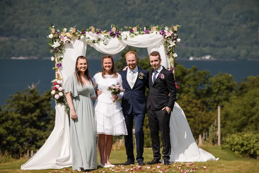Bryllupsøyeblikk i sommerdagen