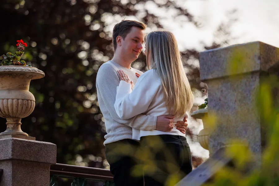 Andreas ser kjærlig på Emilie