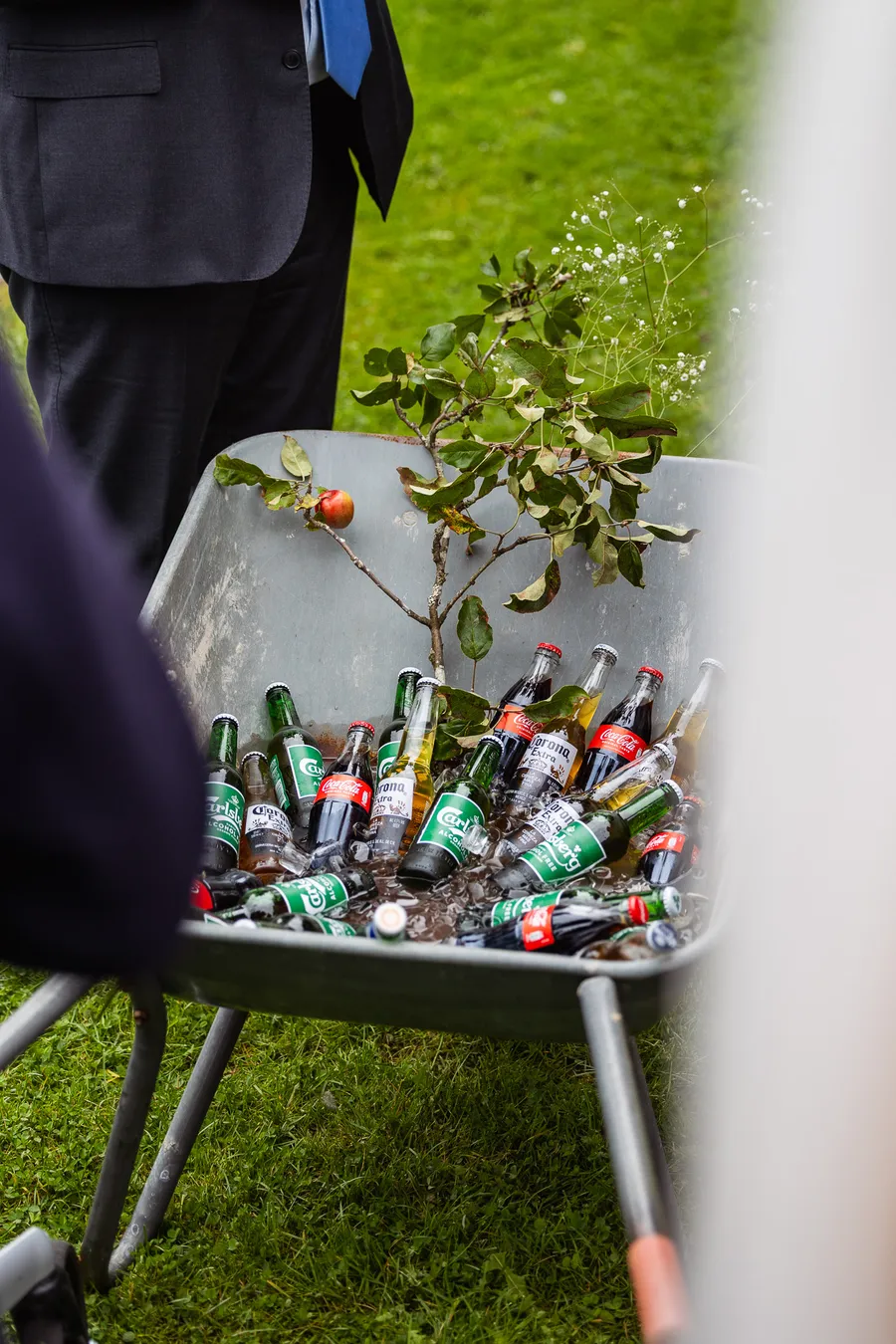 Et stille øyeblikk i sofaen etter vielsen