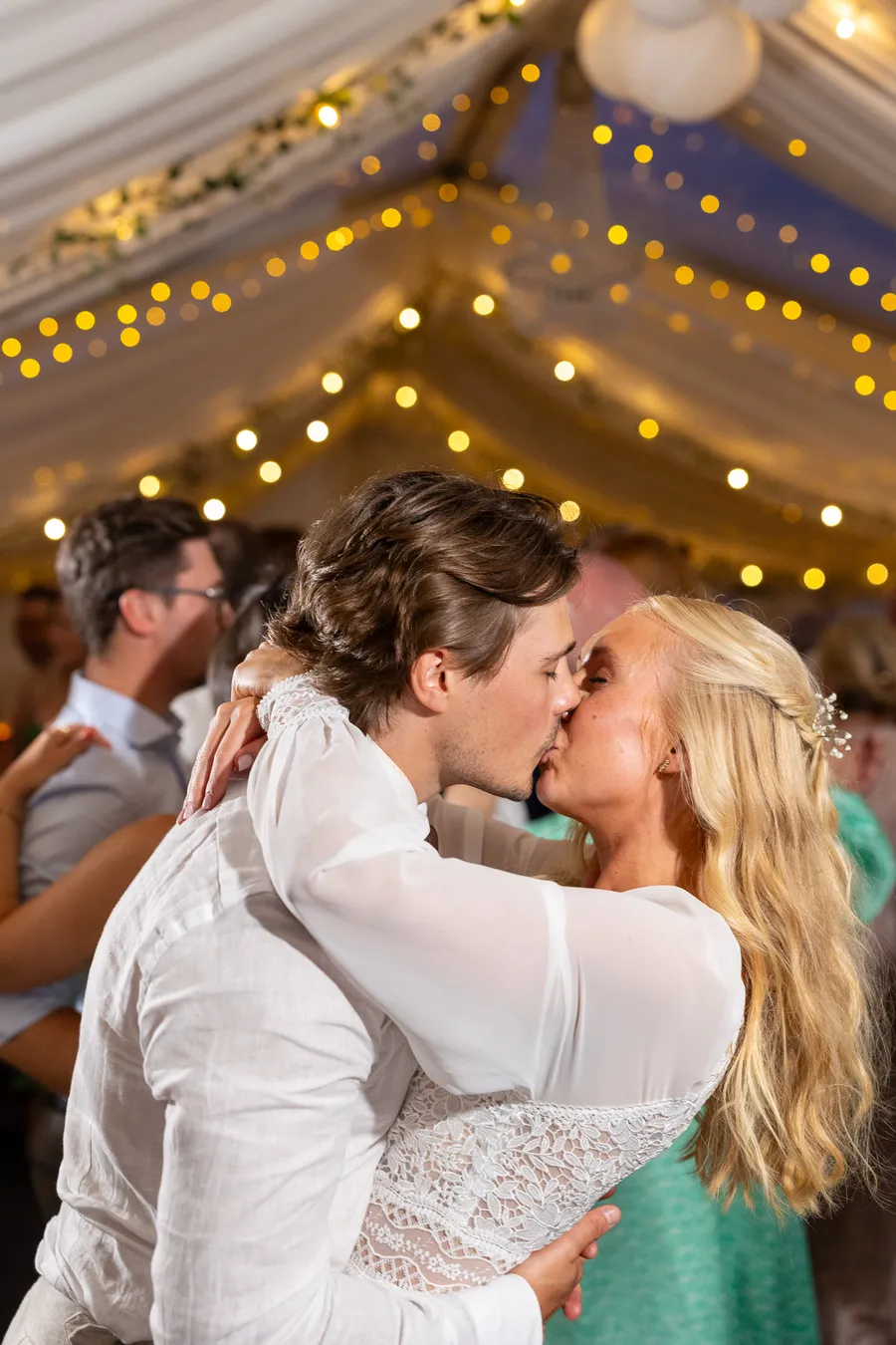 Sent på kvelden under dansen — bryllupstelt med varmt lys