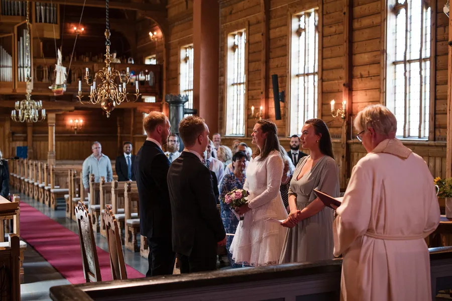 Inne i Utne kyrkje under vielsen — trekirke i Hardanger