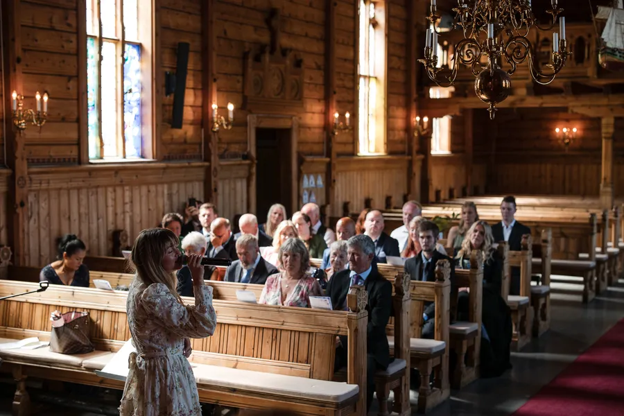 Lyset gjennom kirkevinduene
