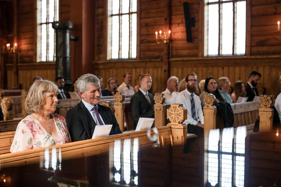 Gjester i Utne kyrkje under vielsen